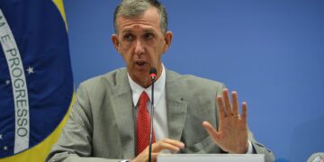 Diplomacia sob Pressão: Brasil Tenta Mediar Crise enquanto EUA Cercam Militarmente a Venezuela