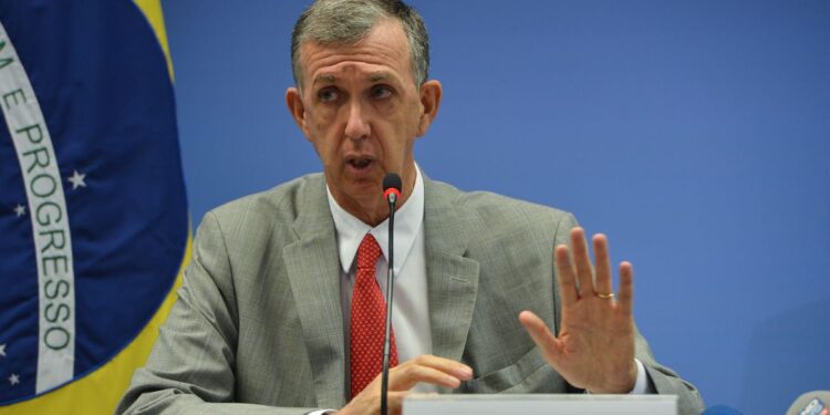 Diplomacia sob Pressão: Brasil Tenta Mediar Crise enquanto EUA Cercam Militarmente a Venezuela