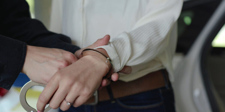 Mulher Foragida é Capturada em Patrulha: Mandado de Prisão de Oito Anos a Alcança no Bairro Conradinho!