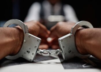 Traficante de 50 Anos Tenta Esconder Rosto na Viatura: Polícia Descobre Arsenal de Drogas em Guarda-Roupa e Garagem!