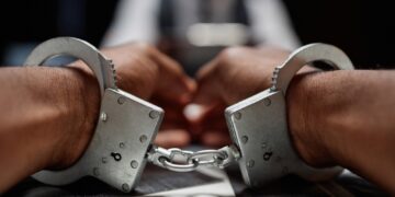 Traficante de 50 Anos Tenta Esconder Rosto na Viatura: Polícia Descobre Arsenal de Drogas em Guarda-Roupa e Garagem!
