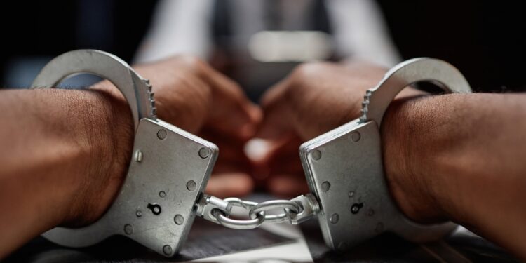 Traficante de 50 Anos Tenta Esconder Rosto na Viatura: Polícia Descobre Arsenal de Drogas em Guarda-Roupa e Garagem!