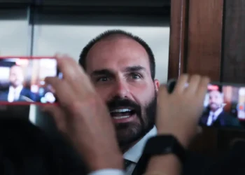 Câmara dos Deputados Invalida Passaportes Diplomáticos de Eduardo Bolsonaro e Alexandre Ramagem