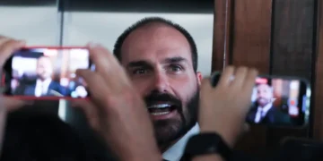 Câmara dos Deputados Invalida Passaportes Diplomáticos de Eduardo Bolsonaro e Alexandre Ramagem
