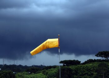 Sentinelas do Céu: A Ciência por Trás de Ciclones, Tornados e Furacões no Sul do Brasil