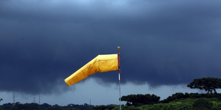 Sentinelas do Céu: A Ciência por Trás de Ciclones, Tornados e Furacões no Sul do Brasil