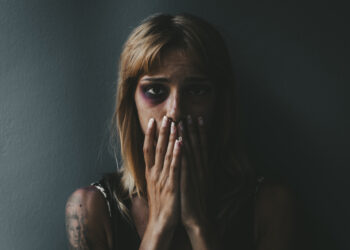 Fúria por Celular: Jovem Mãe é Agredida pelo Marido na Frente da Filha em Guarapuava