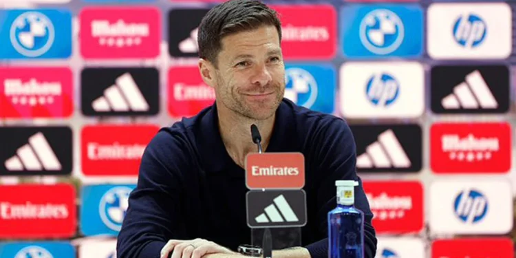 Saída-relâmpago no Bernabéu: Xabi Alonso cai após vice e Real muda rota no meio da perseguição ao Barça