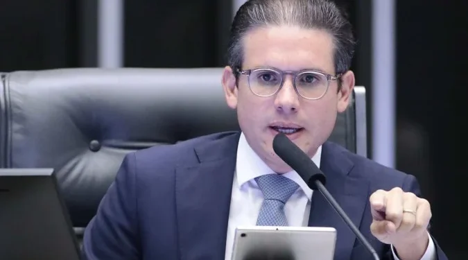 “O voo do sigilo: Câmara esconde a lista de quem viajou com Motta no jatinho da FAB”