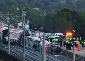 Trem, silêncio e telefones tocando: colisão em Adamuz deixa ao menos 39 mortos e expõe falhas críticas na alta velocidade espanhola