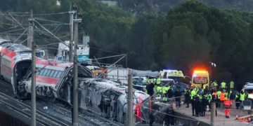 Trem, silêncio e telefones tocando: colisão em Adamuz deixa ao menos 39 mortos e expõe falhas críticas na alta velocidade espanhola