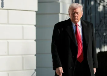 “Ajuda a caminho” e “tomem as instituições”: Trump endurece discurso e suspende diálogo com Teerã.