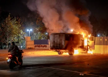 Irã em três atos: silêncio, cortina de fumaça e a fase letal — por que esta semana pode decidir o rumo dos protestos