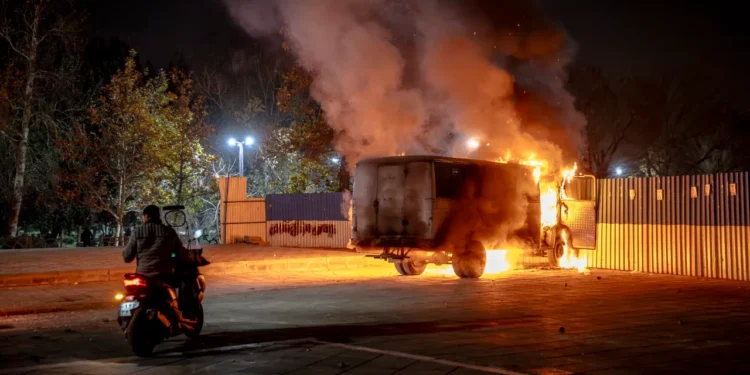 Irã em três atos: silêncio, cortina de fumaça e a fase letal — por que esta semana pode decidir o rumo dos protestos