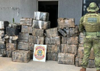 Tecido por cima, 1,4 tonelada por baixo: fiscalização desmonta “carga maquiada” em Campo Mourão