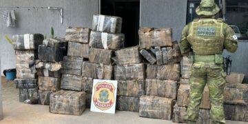 Tecido por cima, 1,4 tonelada por baixo: fiscalização desmonta “carga maquiada” em Campo Mourão