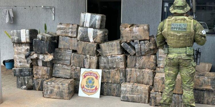 Tecido por cima, 1,4 tonelada por baixo: fiscalização desmonta “carga maquiada” em Campo Mourão