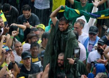 “Raio gera narrativa em caminhada histórica: Nikolas visita feridos após descarga elétrica em Brasília”