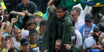 “Raio gera narrativa em caminhada histórica: Nikolas visita feridos após descarga elétrica em Brasília”