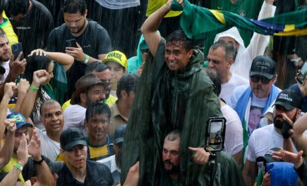 “Raio gera narrativa em caminhada histórica: Nikolas visita feridos após descarga elétrica em Brasília”