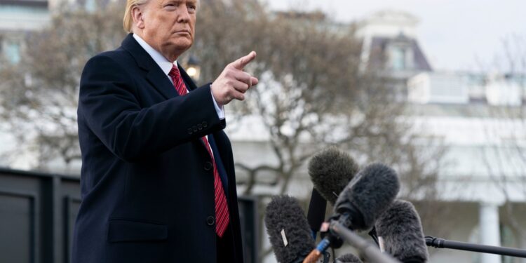 Teerã no “alvo” de Washington: Trump avalia opções militares e eleva tensão global