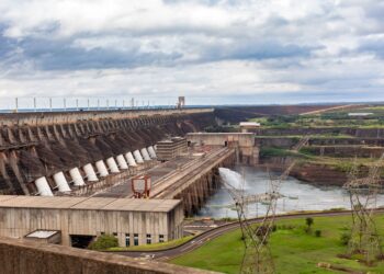 Quem paga a conta do “grátis”? Benefícios crescem, impostos pesam e o orçamento encolhe
