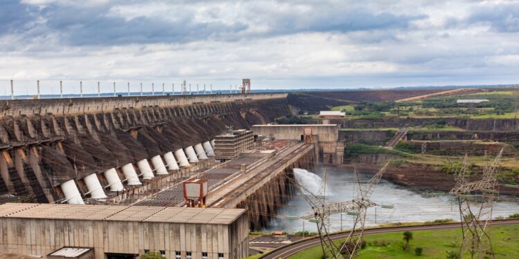 Quem paga a conta do “grátis”? Benefícios crescem, impostos pesam e o orçamento encolhe