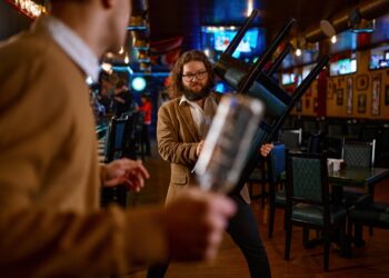 Dois Agressores Usam Garrafa e Taco de Sinuca em Bar: Duas Vítimas Feridas em Guarapuava!