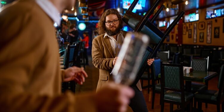 Dois Agressores Usam Garrafa e Taco de Sinuca em Bar: Duas Vítimas Feridas em Guarapuava!