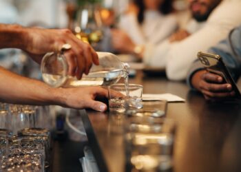 Adega na Mira e Metanol na Suspeita: Quando o Brinde Pode Virar Veneno