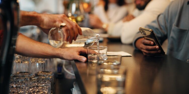 Adega na Mira e Metanol na Suspeita: Quando o Brinde Pode Virar Veneno