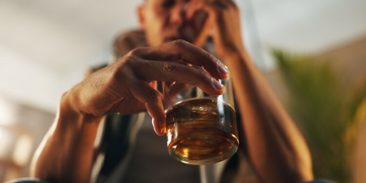 “Bebeu, Ameaçou, Sumiu”: No São Cristóvão, Família Vira Refém do Álcool