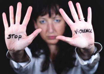 Marido Desaparece Quando Polícia Chega: Mulher Nega Agressão Mas Vizinho Ouviu Tudo em Guarapuava!