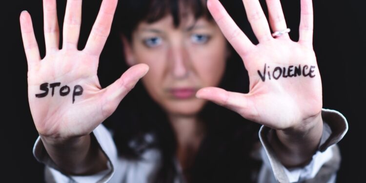 Marido Desaparece Quando Polícia Chega: Mulher Nega Agressão Mas Vizinho Ouviu Tudo em Guarapuava!