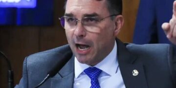 “Flávio Bolsonaro acusa Lula de antissemita em conferência em Israel e promete alinhamento”