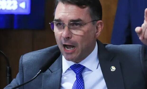 “Flávio Bolsonaro acusa Lula de antissemita em conferência em Israel e promete alinhamento”