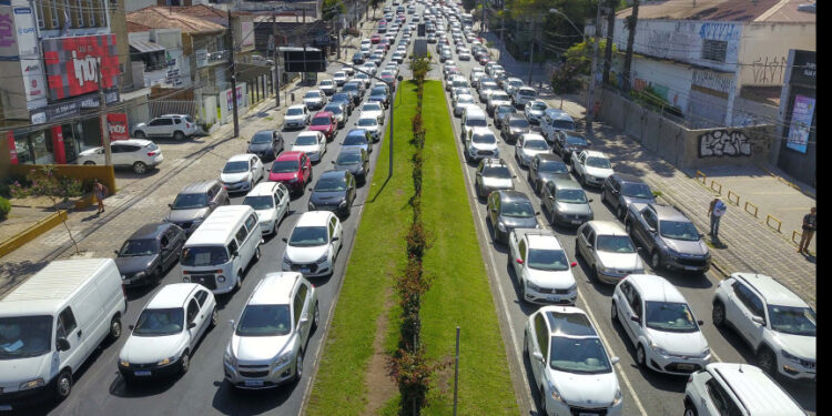 IPVA 2026 no Paraná começou na sexta(9): alíquota cai para 1,9% e imposto encolhe 45% no Paraná