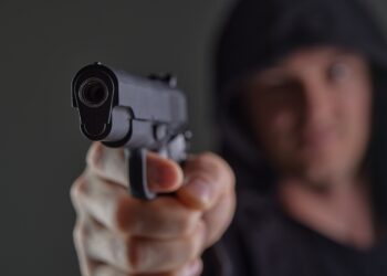 Saveiro na Calçada, Pistola na Pergunta: “Cadê o Sobrinho?” Vira Alerta no Morro Alto