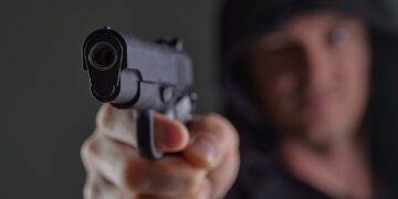Saveiro na Calçada, Pistola na Pergunta: “Cadê o Sobrinho?” Vira Alerta no Morro Alto