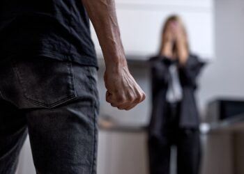 Marido Bêbado Ameaça Esposa: Álcool Transforma Noite em Pesadelo em Turvo!