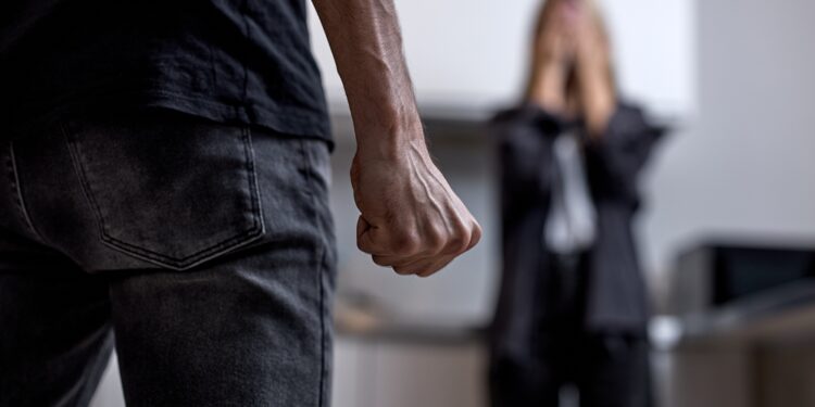 Marido Bêbado Ameaça Esposa: Álcool Transforma Noite em Pesadelo em Turvo!