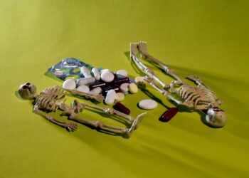 Traficante Preso no Cemitério: Drogas, Caderno de Contas e Dinheiro Apreendido em Foz do Jordão!