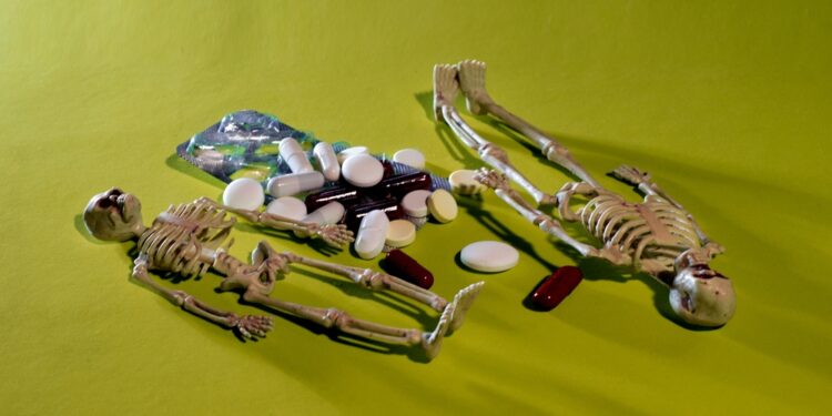 Traficante Preso no Cemitério: Drogas, Caderno de Contas e Dinheiro Apreendido em Foz do Jordão!