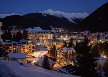 O Crepúsculo dos Deuses em Davos: A Elite Global Encara o Abismo da Economia em K e o Retorno de Trump