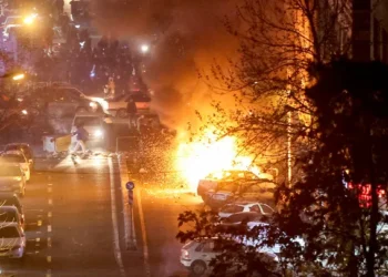 Irã reabre parcialmente o céu, mas companhias evitam o país; fala de Trump sobre “fim dos assassinatos” intensifica tensão