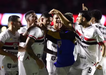 Vitória na chuva, alívio no peito: São Paulo muda o plano, sofre, mas estreia de verdade em 2026