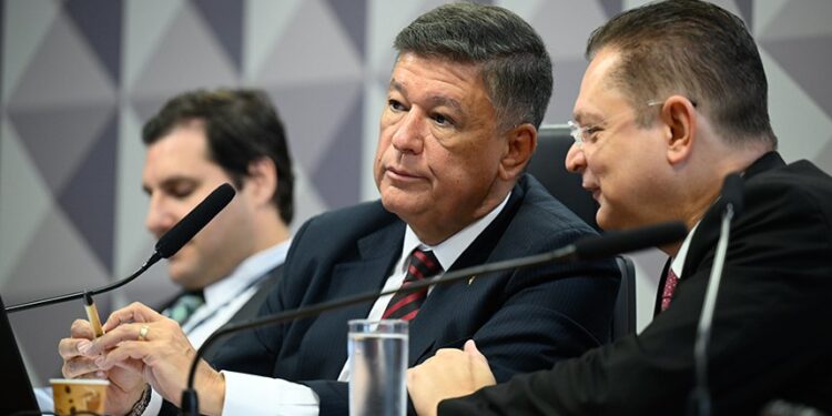 Deputado e filho de sócio no “banco dos réus”: a segunda-feira de “puxão de orelha” na CPMI do INSS